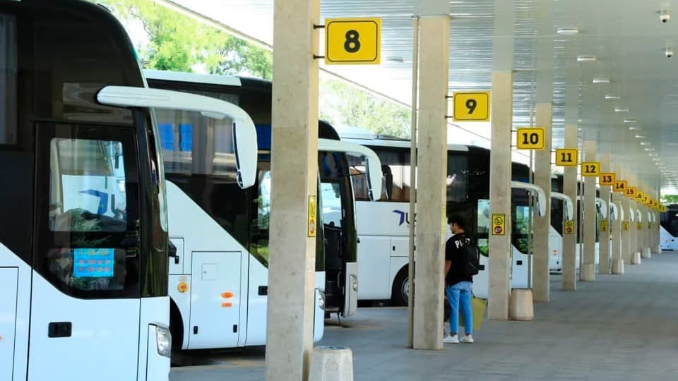Noma’lum shaxslar o‘zlarini “Uzautotrans service” kompaniyasi vakili sifatida tanishtirib, yo‘lovchilarga soxta chiptalarni o‘tkazishga urinmoqda.