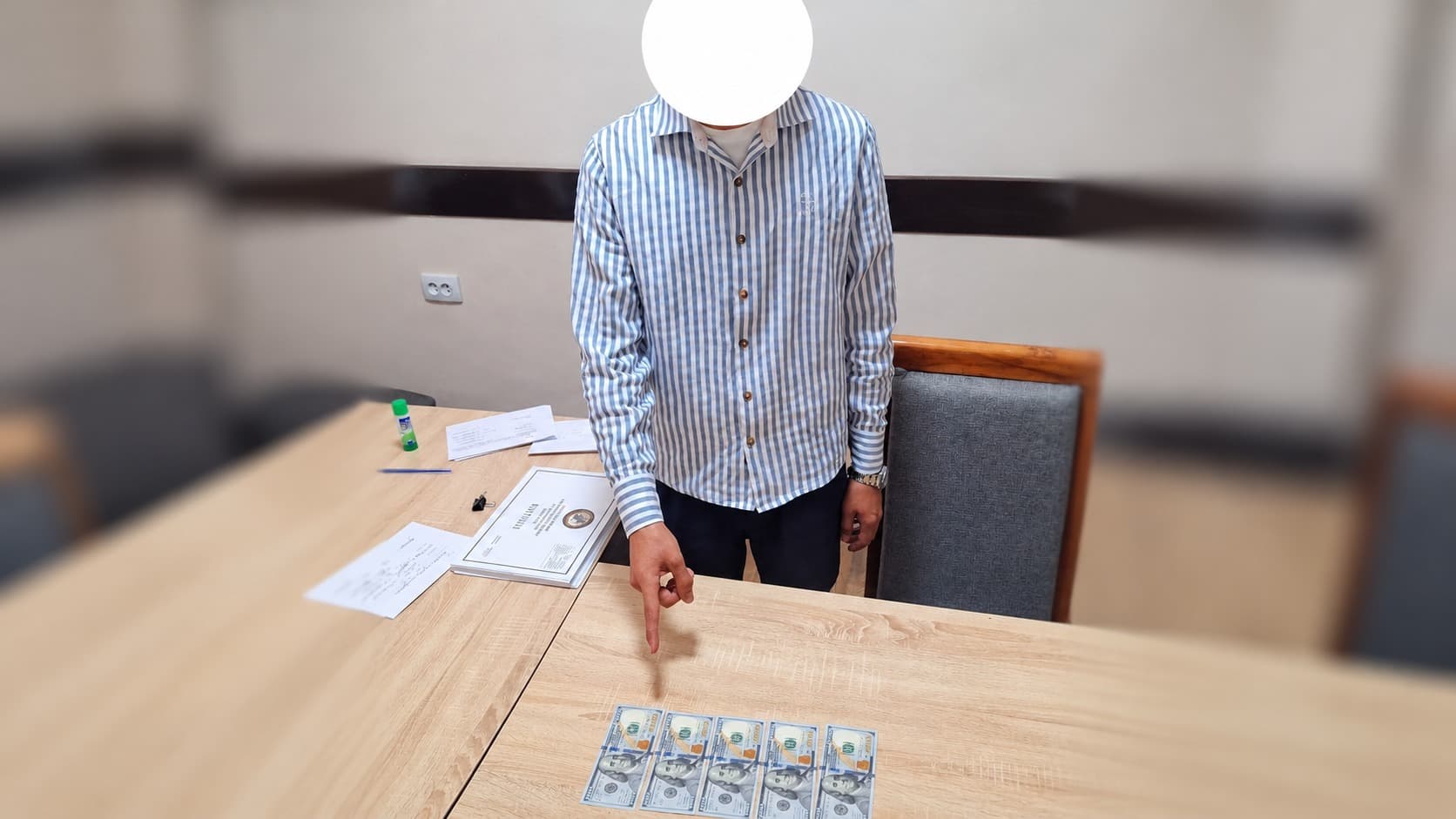 Buxoro viloyati G‘ijduvon tumanida tibbiy ma’lumotnoma tayyorlab berish uchun 500 dollar olgan shifokor ushlandi. Bu haqda Bosh prokuraturaning Iqtisodiy jin…