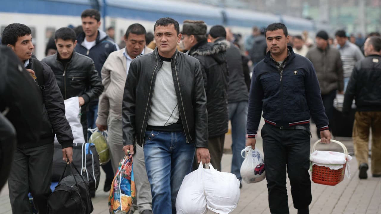 Rossiyaga ishlashga ketayotgan O‘zbekiston fuqarolari soni keskin kamayishda davom etmoqda