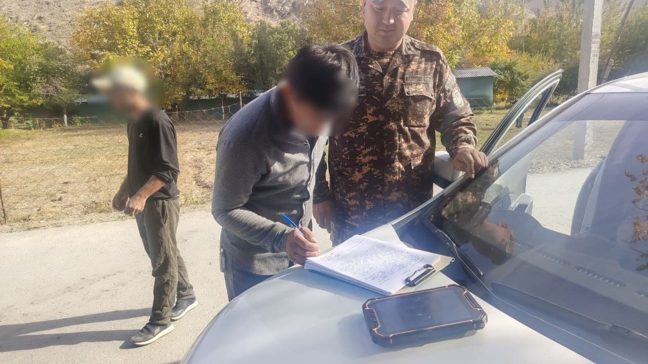 Navoiy viloyatining Xatirçi tumanida ruxsatsiz dölana tergan ikki nafar fuqaroga jami 7,48 mln söm jarima belgilandi. Bu haqda viloyat Ekologiya boşqarmasi m…