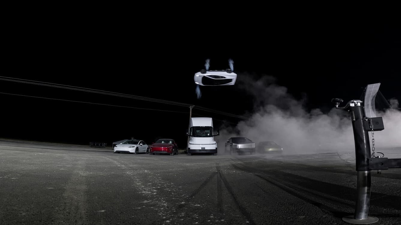 Tesla tirbandliklardan uchib o’tadigan elektromobilini namoyish etdi