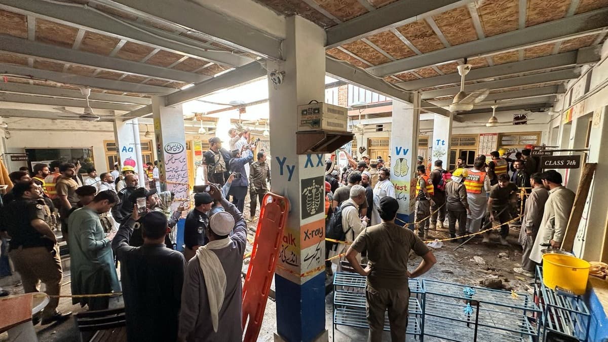 “O'glim suv ichishga chiqib ketib omon qolgan” - Pokistonda maktab tomi qulashi oqibatida 29 kishi halok bo'ldi