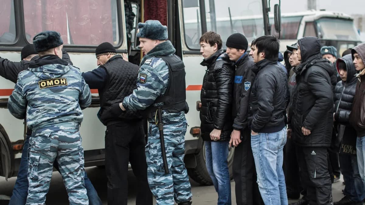 Politsiya, Rosgvardiya va OMON kuchlari ishtirokida o‘tkazilgan ushbu keng ko‘lamli reyd davomida bozor darvozalari yopilib, ichkaridagi shaxslar ma’lum vaqt…